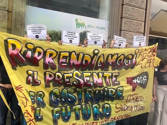 Milano, Collettivi in protesta davanti alla sede Eni di corso Buenos Aires