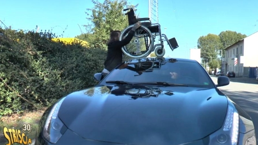 Vittorio Brumotti poggia una carrozzina da disabile sul tettuccio della Ferrari dell’imprenditore italo-svizzero