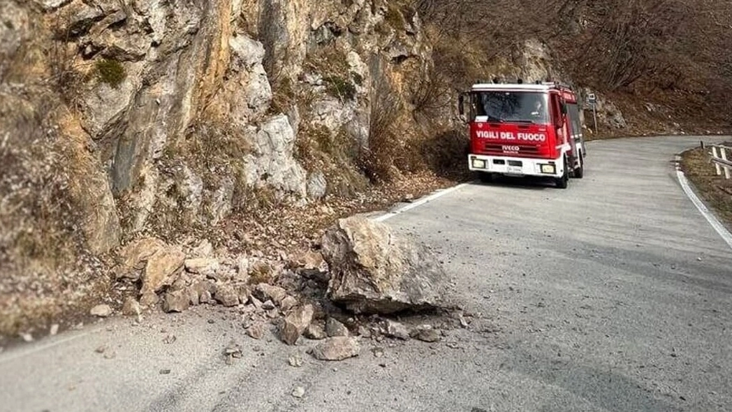 Vigili del fuoco al lavoro per una frana (immagine di repertorio) Vigili del fuoco al lavoro per una frana (immagine di repertorio)