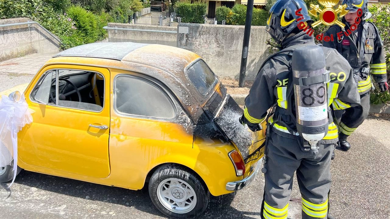 L'auto degli sposini che ha preso fuoco improvvisamente L'auto degli sposini che ha preso fuoco improvvisamente