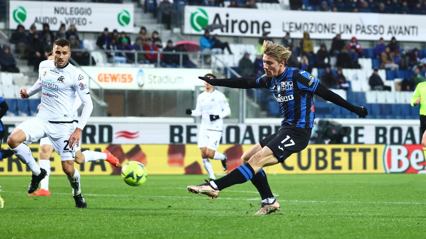 Rasmus Hojlund segna il gol del 4-2 per l'Atalanta contro lo Spezia