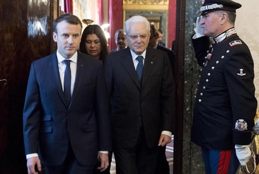 Governo, Macron con Mattarella: "Decisione coraggiosa e responsabile"