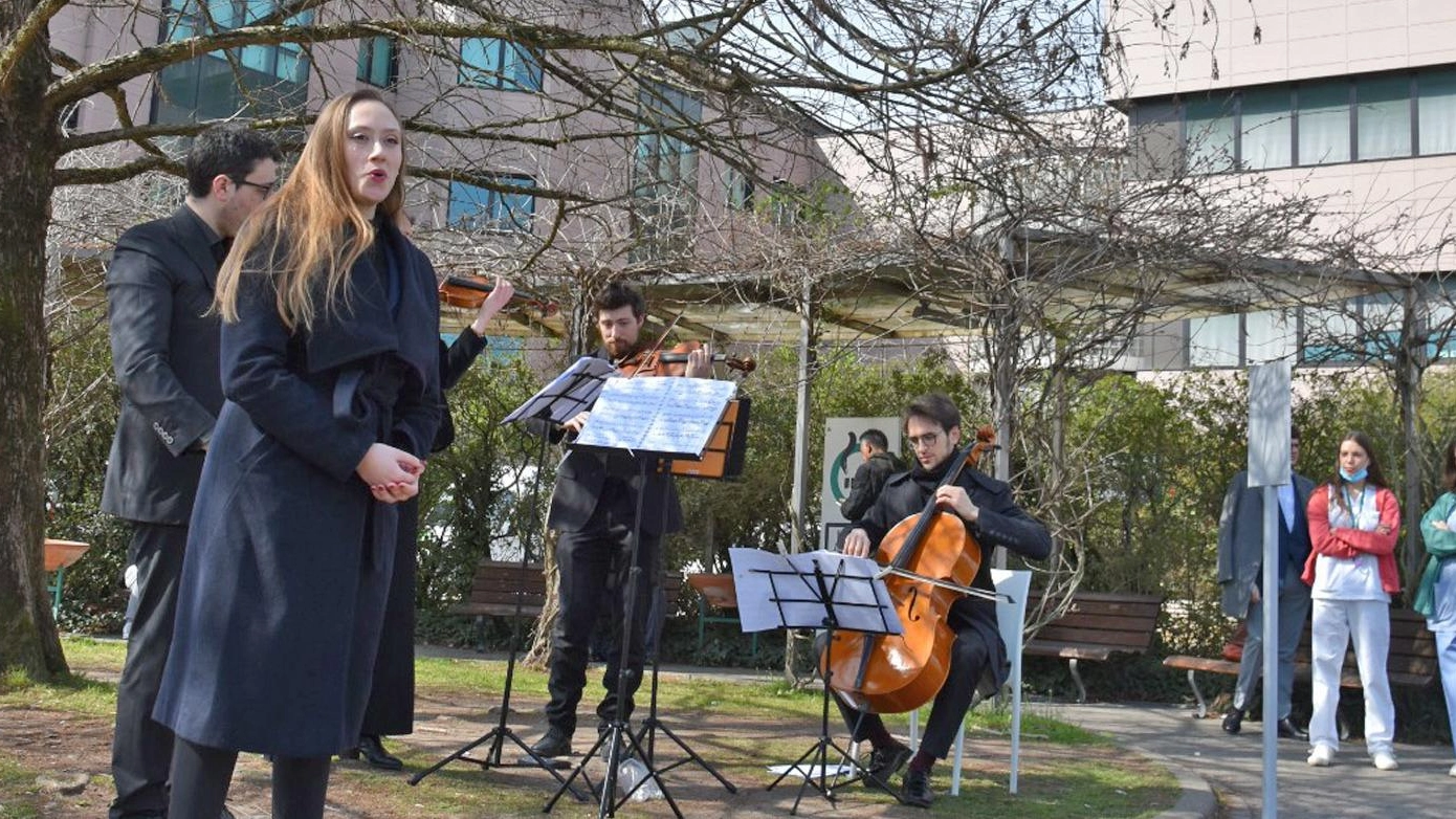 La musica in corsia e al campus dell’Humanitas  Un concerto per chi ha combattuto contro il Covid