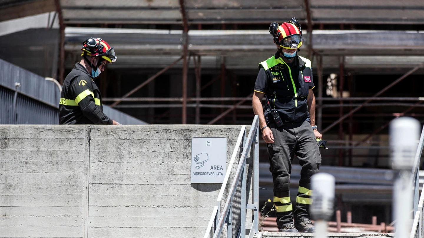 Vigili del fuoco al lavoro in un cantiere dopo un incidente nel 2020
