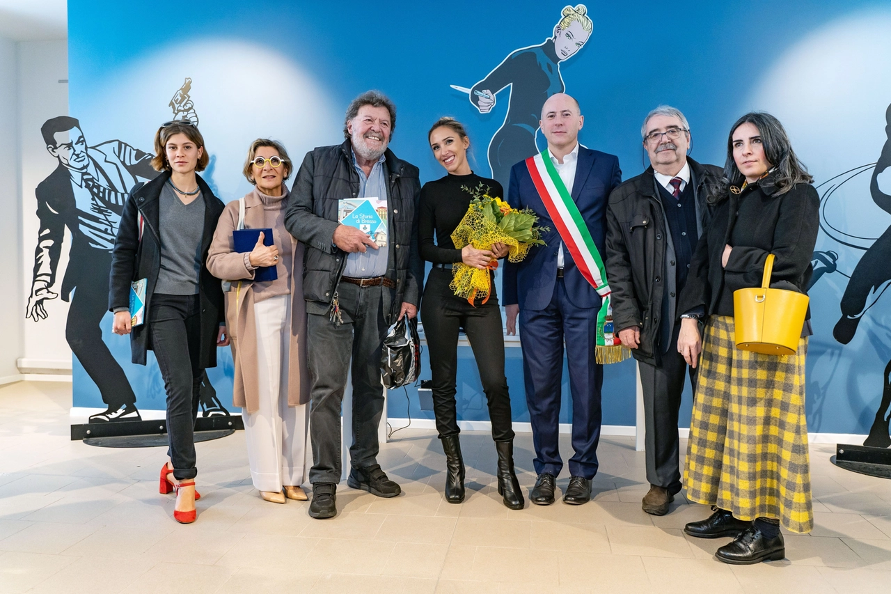 L’inaugurazione della mostra cui ha partecipato anche Claudia Sozzani (seconda da sinistra), nipote delle Giussani