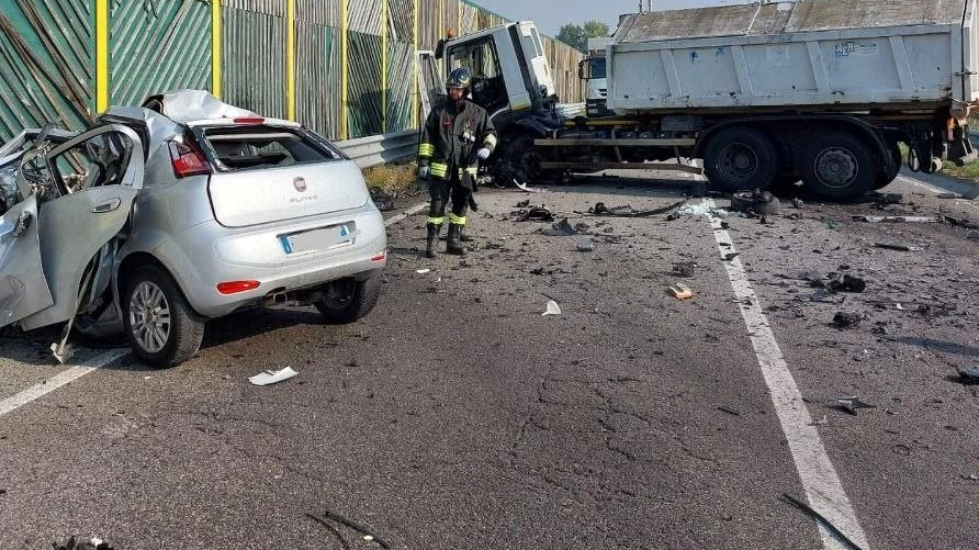 Schianto sulla tangenziale. Automobilista 38enne perde la vita Schianto sulla tangenziale. Automobilista 38enne perde la vita