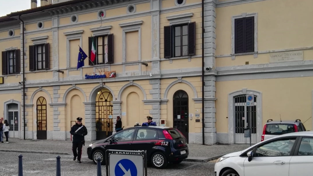 I controlli dei carabinieri in stazione a Morbegno