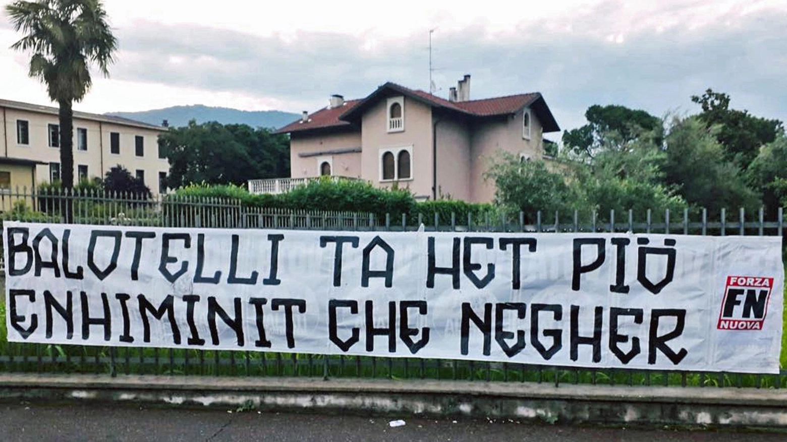 Lo striscione contro Mario Balotelli esposto da Forza Nuova a Brescia