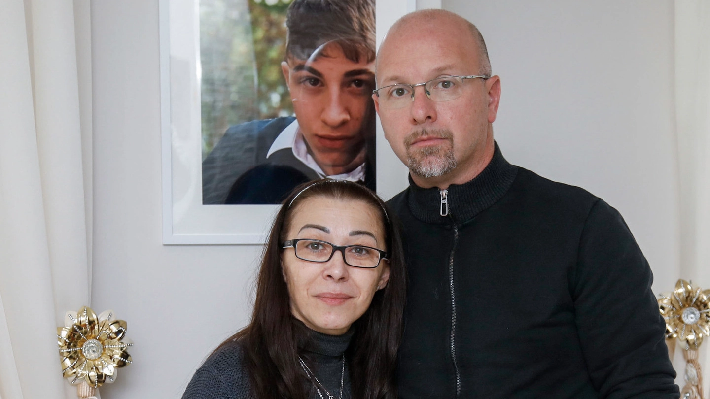 Mamma Emilia e papà Raffaele Colia davanti alla foto del figlio Valentino