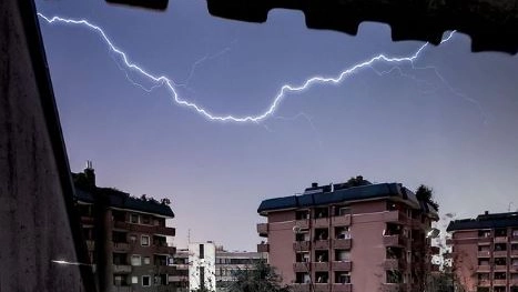 Bomba d'acqua questa mattina a Milano (foto dal profilo Instagram Ilarymulasphoto)