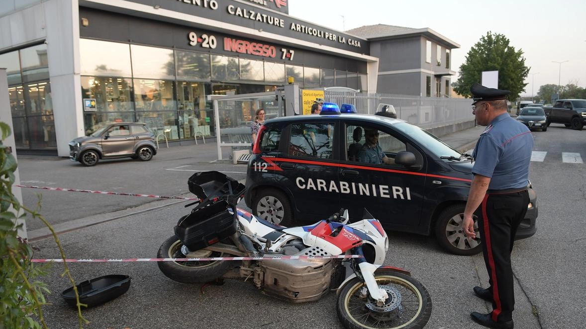 Moto contro auto: un morto Ennesima croce sull’asfalto Moto contro auto: un morto Ennesima croce sull’asfalto