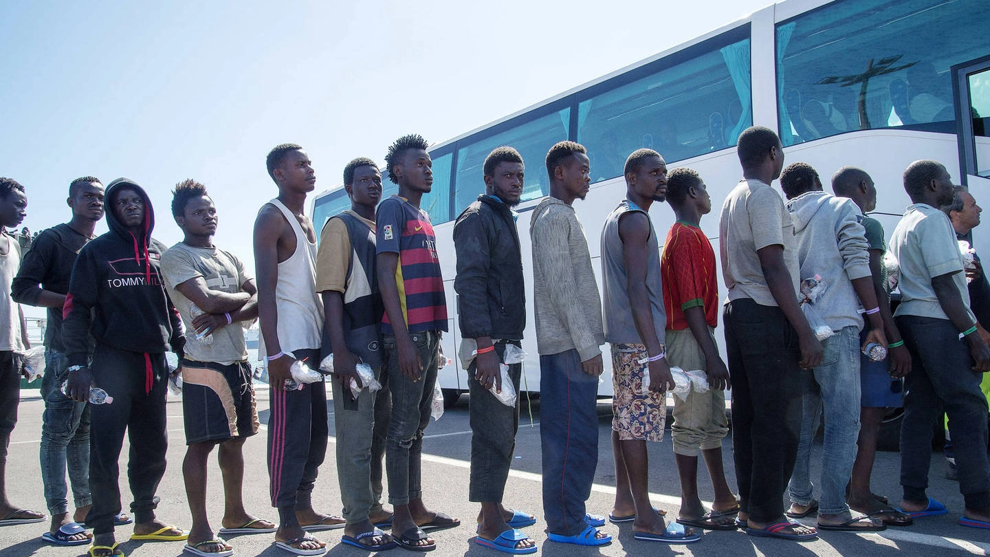 Migranti, sbarco a Salerno con 1200 persone (Olycom)