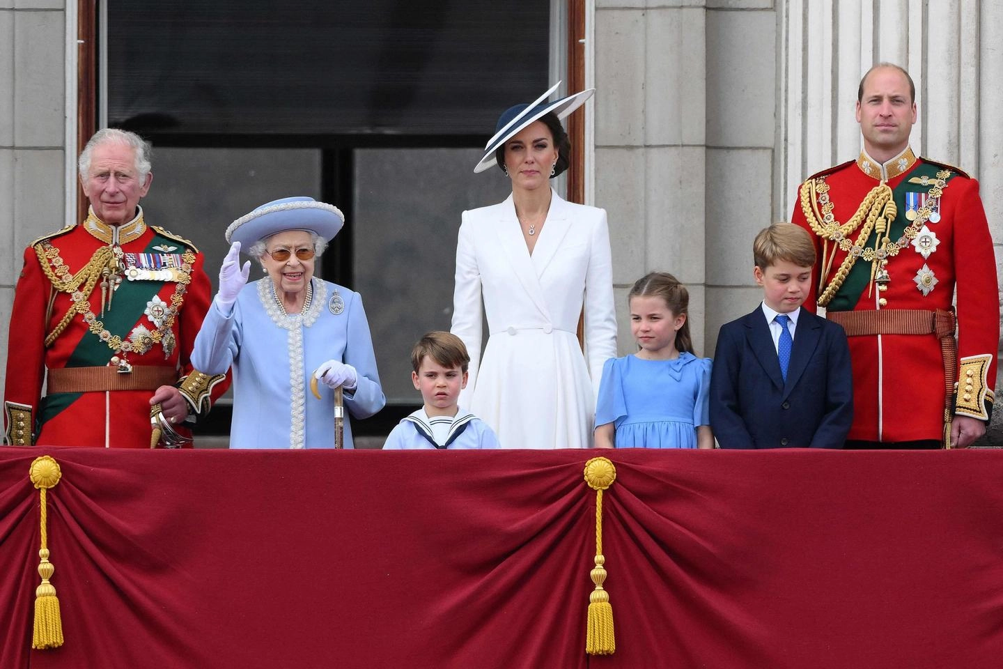 La regina Elisabetta saluta la folla dal balcone di Buckingham Palace (Ansa)