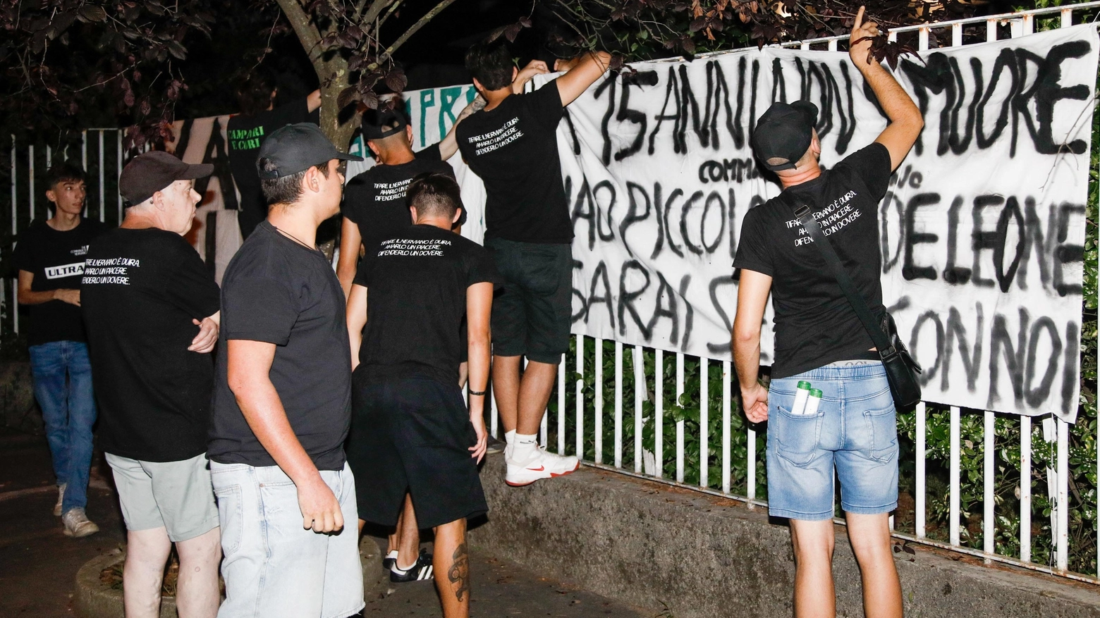 "Vale sempre con noi"  Un minuto di silenzio  lacrime e abbracci   per farsi coraggio insieme
