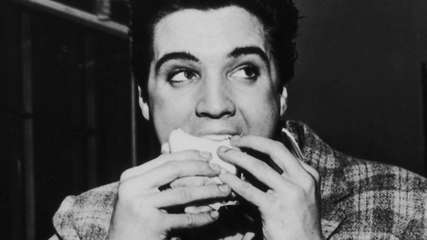 Elvis Presley mentre addenta un panino Elvis Presley mentre addenta un panino