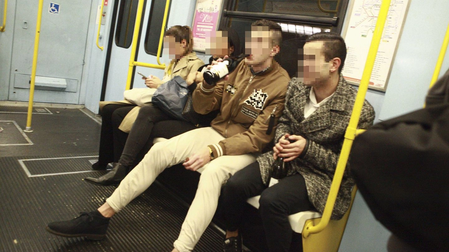 Due giovani bevono in metropolitana