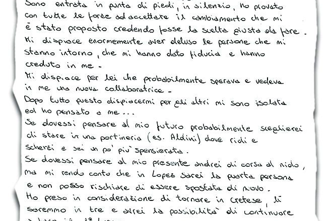 LE MISSIVE Decine e decine di lettere inviate dalla bidella Deborah De Palma per spiegare la scelta contro corrente «Voglio tornare a fare la bidella» IL SORRISO Deborah De Palma accoglie i bimbi dell’asilo
