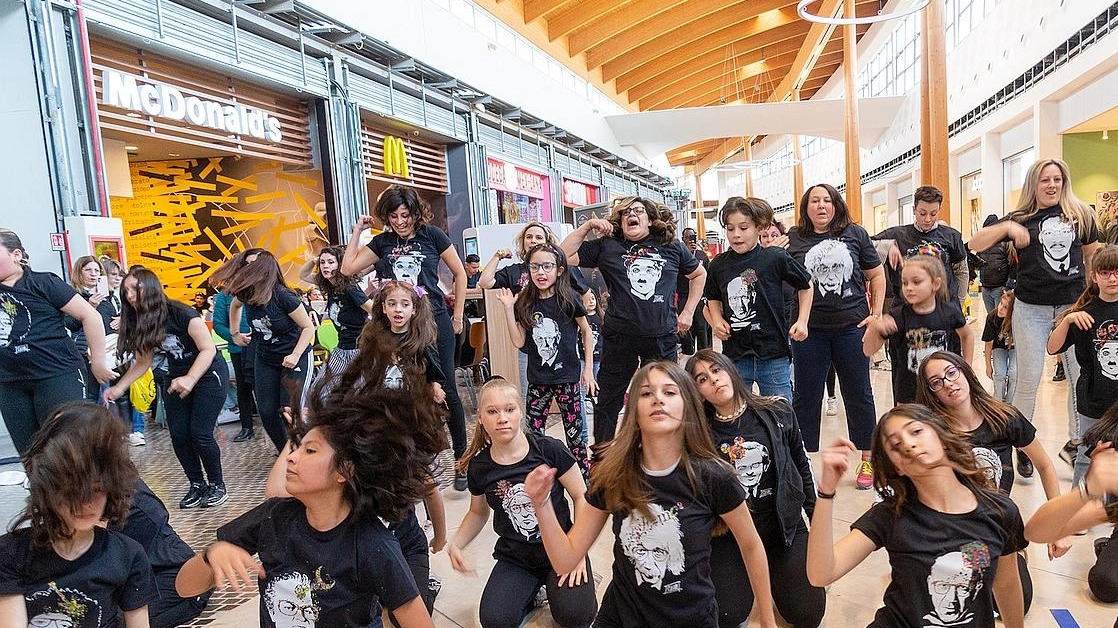 Mostra d’arte contemporanea “Square“ a Limbiate  Con 42 ballerini va in scena  un flash mob di danza