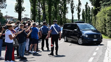 Arcore piange il “suo” Silvio Berlusconi, arrivato il feretro. Davanti a Villa San Martino le autorità e qualche contestatore