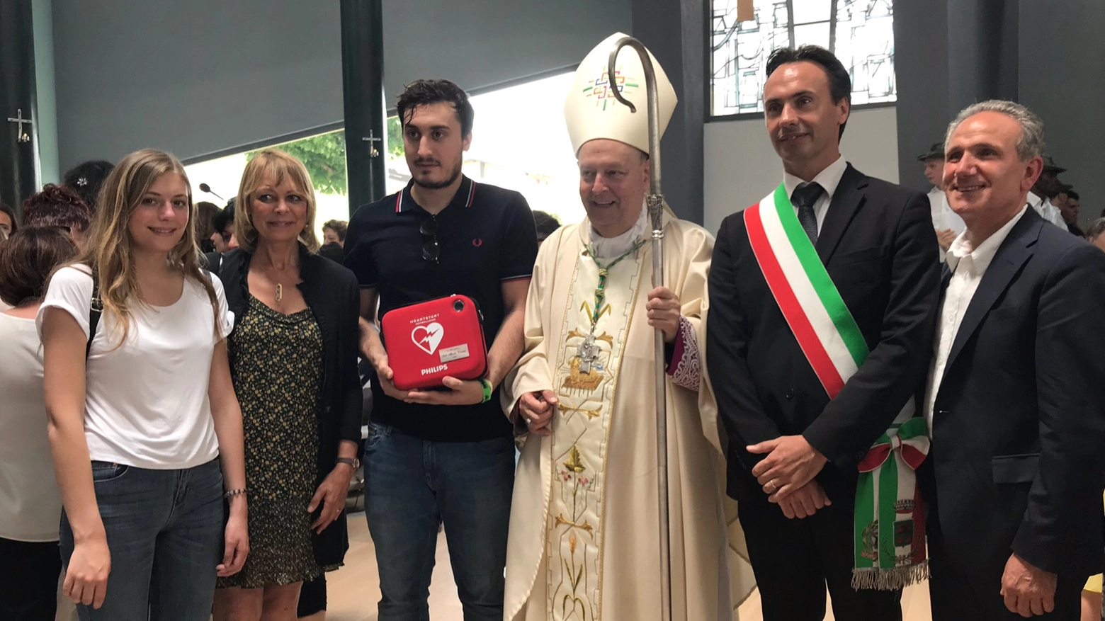 Il defibrillatore donato alla presenza del vescovo Oscar Cantoni