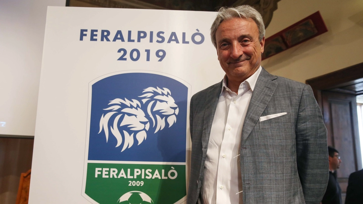 Il presidente Giuseppe Pasini con il nuovo logo (Fotolive)