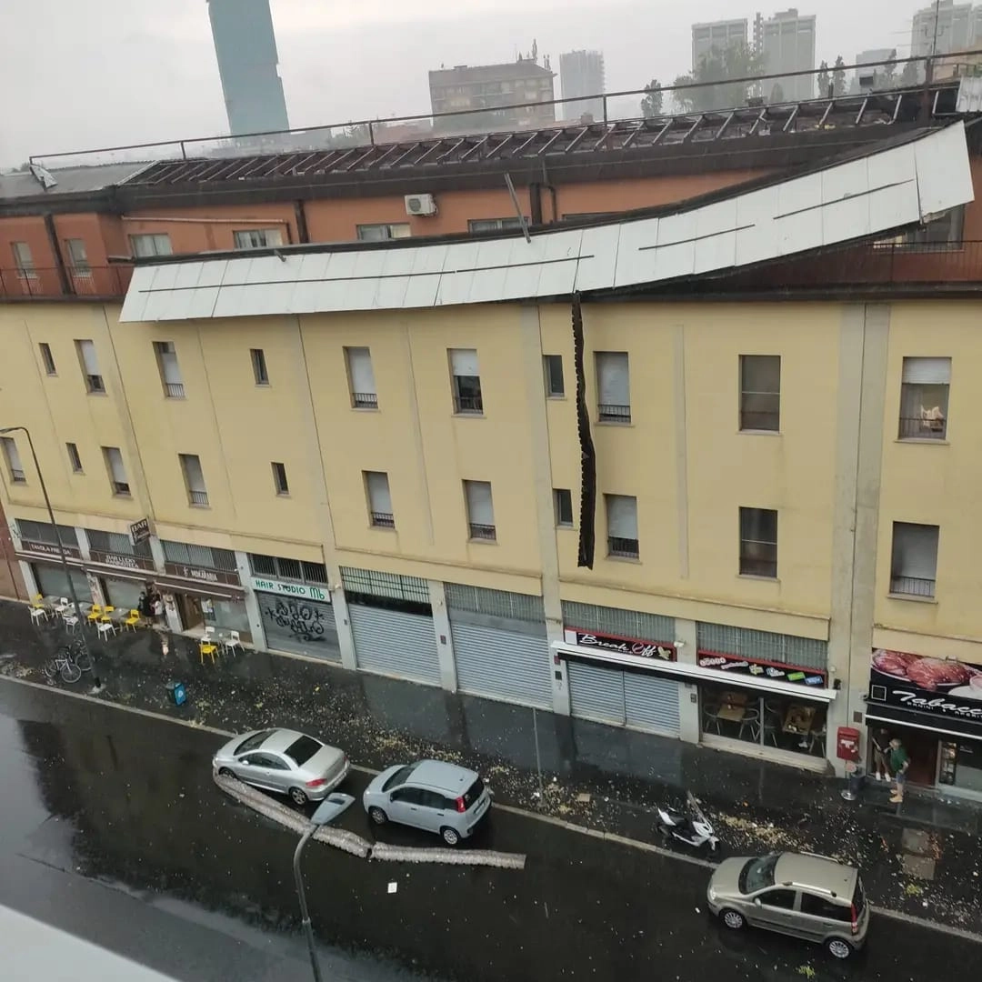 Il tetto pericolante in via Arsia a Milano (Foto profilo Facebook di Fabio Galesi, vicepresidente municipio 8)