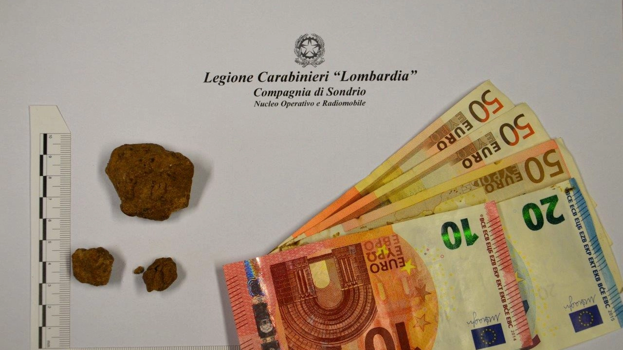 La droga e i soldi sequestrati dai carabinieri 