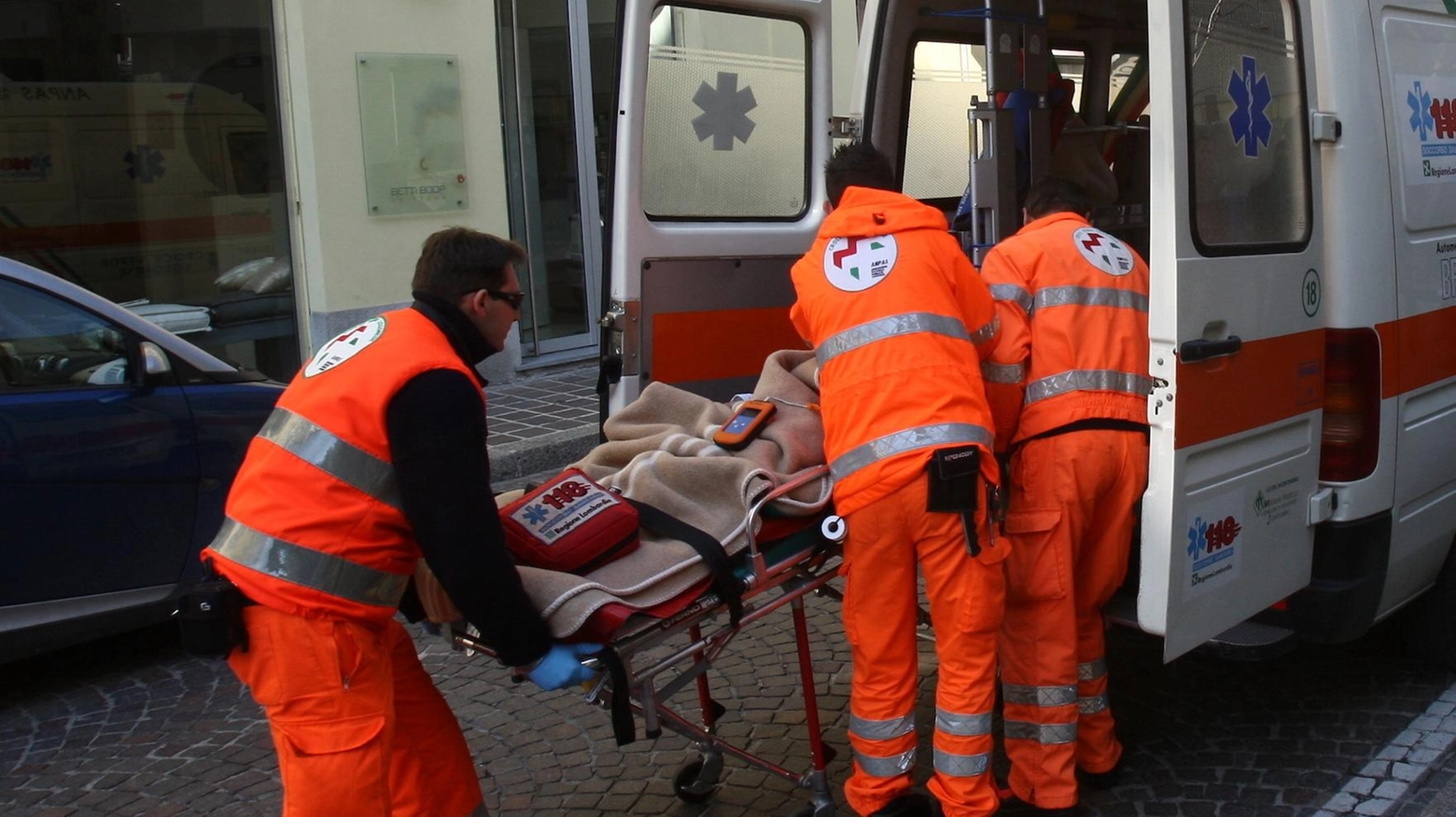 Fine settimana a suon di botte. Le urla e le chiamate al 112. Arrivano ambulanze e militari Fine settimana a suon di botte. Le urla e le chiamate al 112. Arrivano ambulanze e militari
