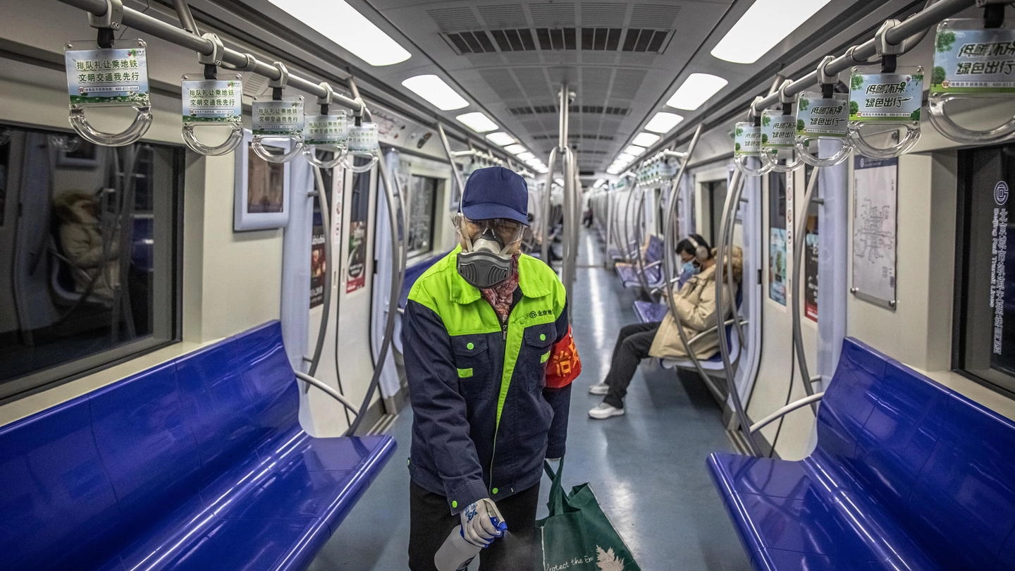 Coronavirus, un uomo disinfetta la metropolitana a Beijing (Ansa)