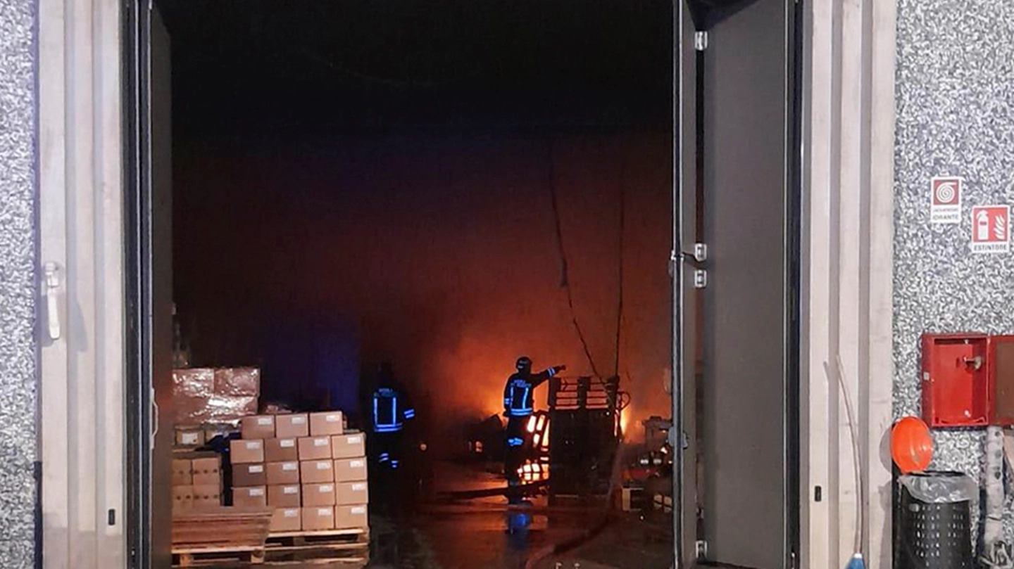 Vigli del fuoco impegnati a domare le fiamme Vigli del fuoco impegnati a domare le fiamme