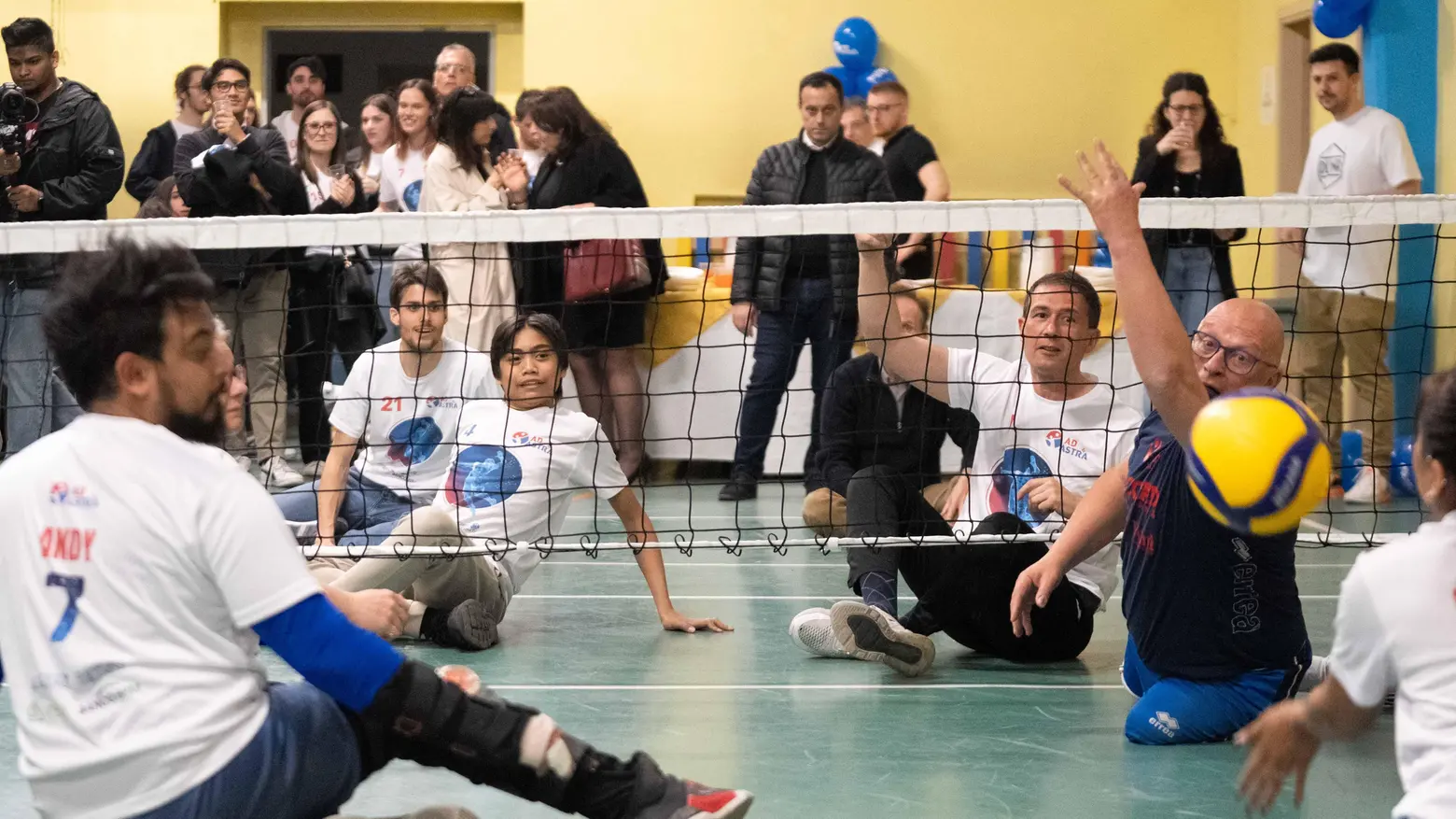 “Sitting volley“: tutti a terra per giocare la partita dell’inclusione