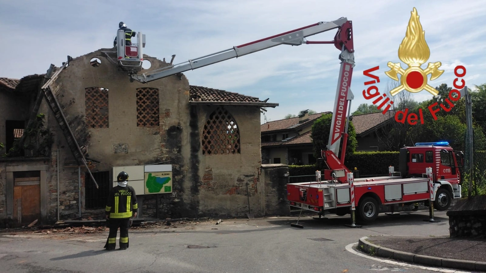 L'intervento de Vigili del Fuoco per mettere in sicurezza l'edificio dopo il crollo