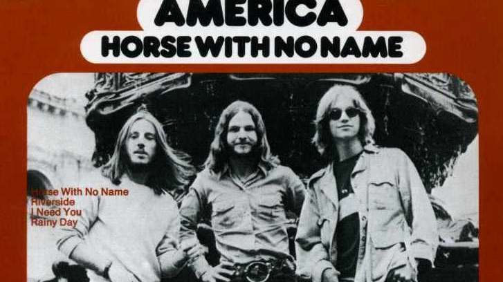CULT Dewey Bunnell (a destra) con Gerry Beckley A sinistra il primo successo della band, “Horse with no name”