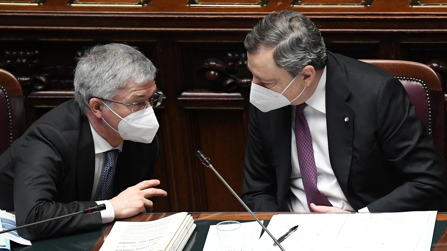Il ministro dell'Economia Daniele Franco e il premier Mario Draghi