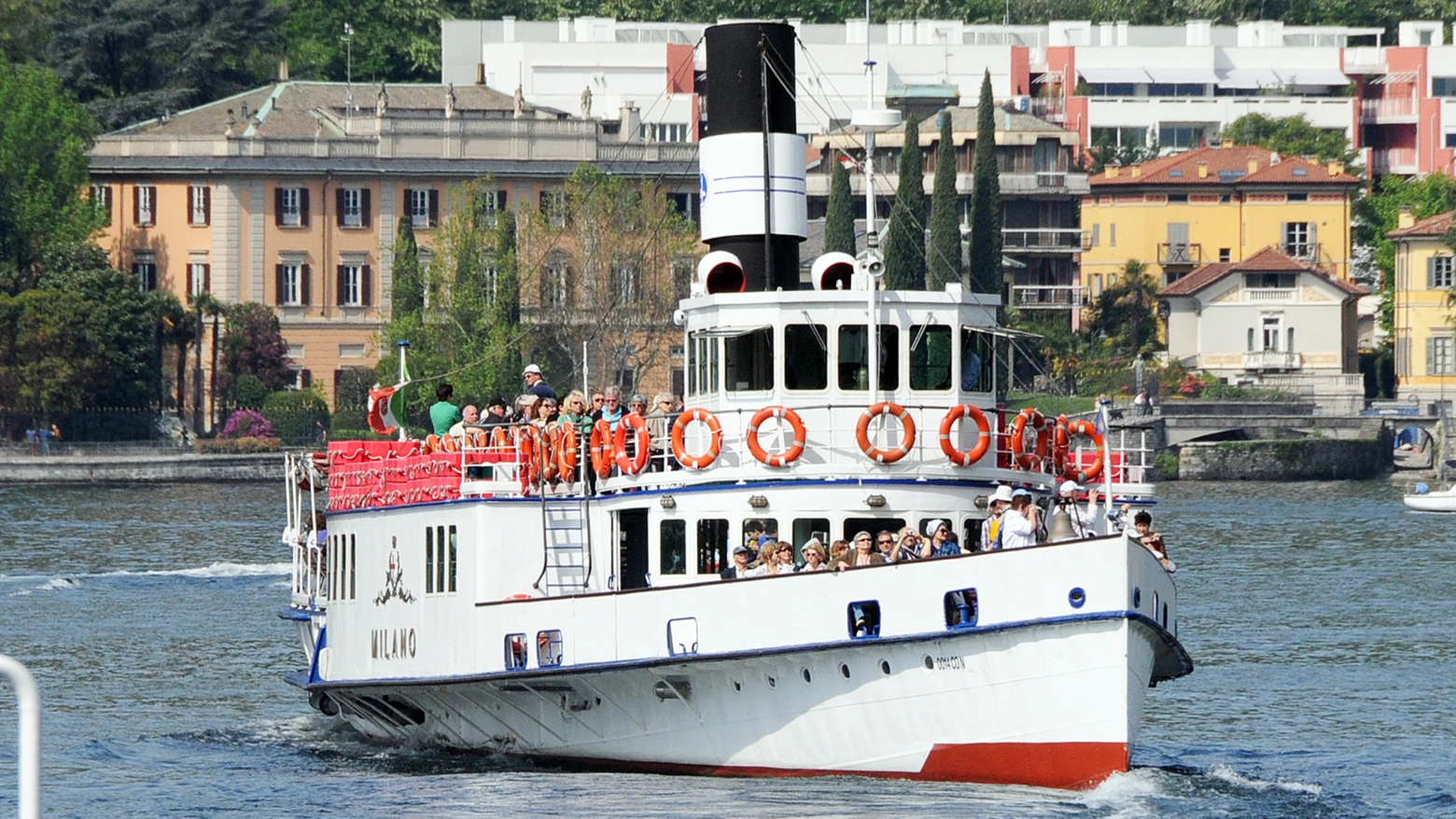 Turisti in battello sul lago di Como