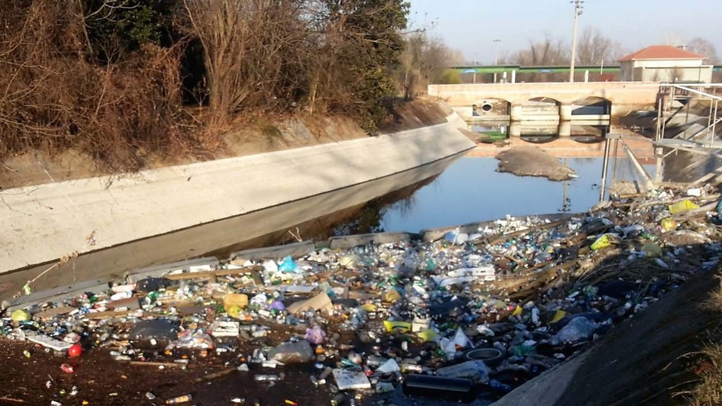 I rifiuti emersi durante i lavori al canale Villoresi