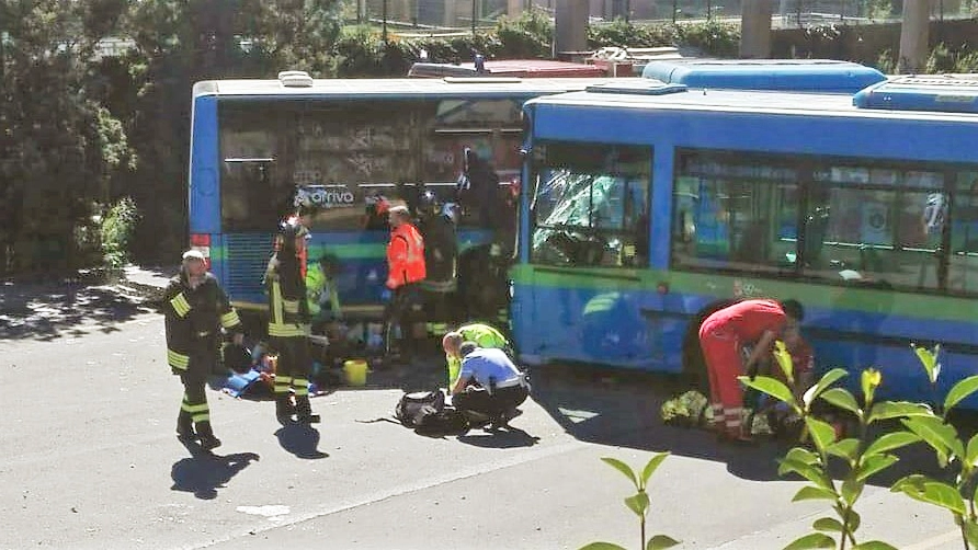 Incidente tra bus a Gazzaniga