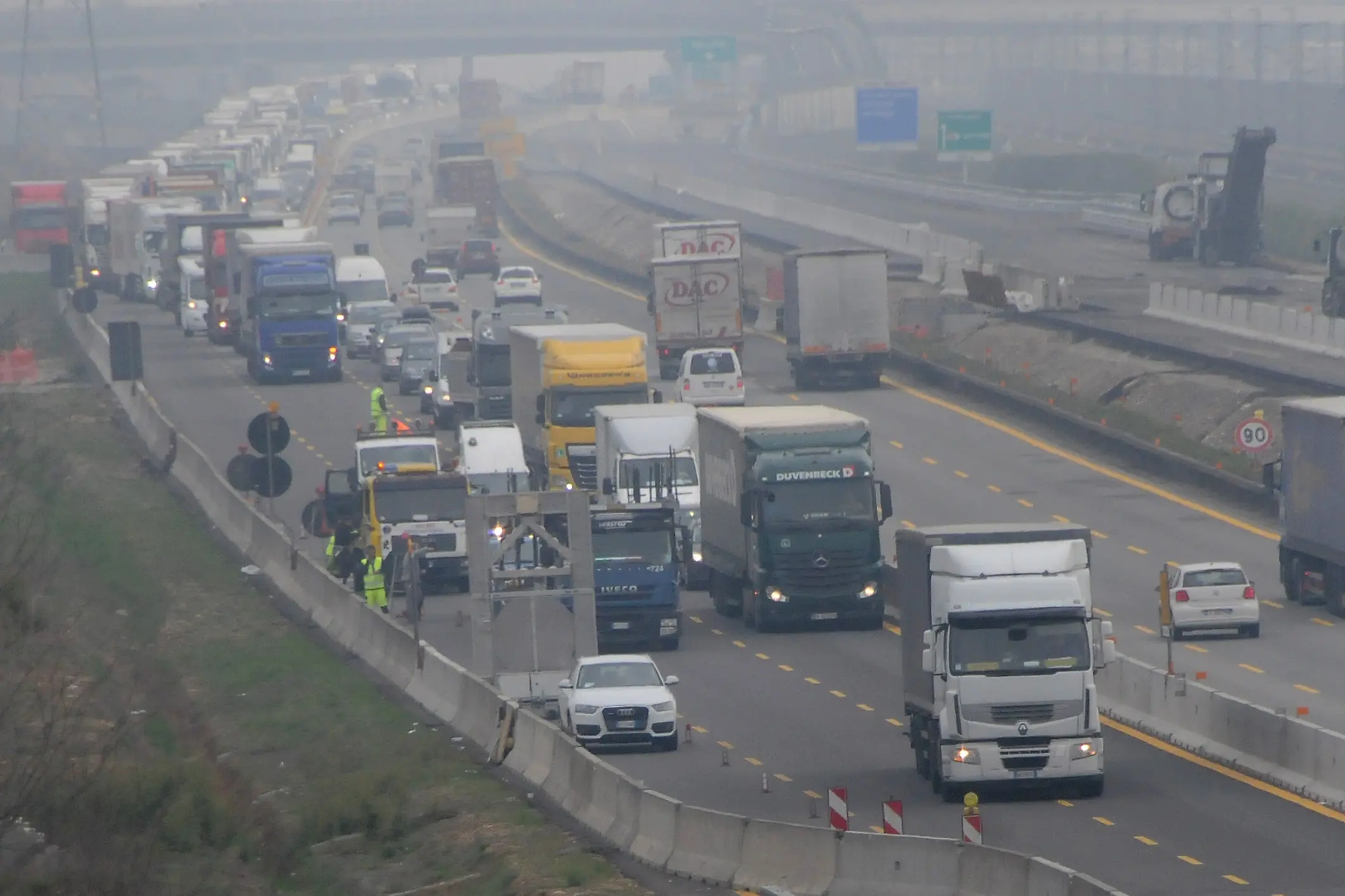 Incidente in A4 tra mezzi pesanti: un ferito grave e lunghe code