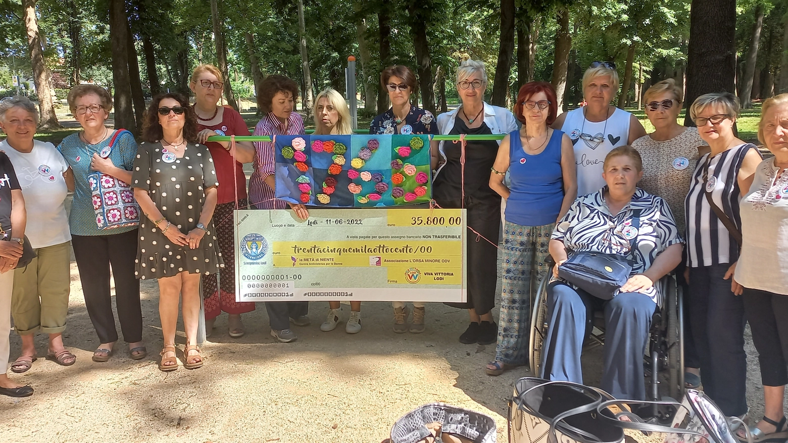 Il gruppo di Viva Vittoria Lodi consegna i 35.800 euro raccolti al Centro Antiviolenza