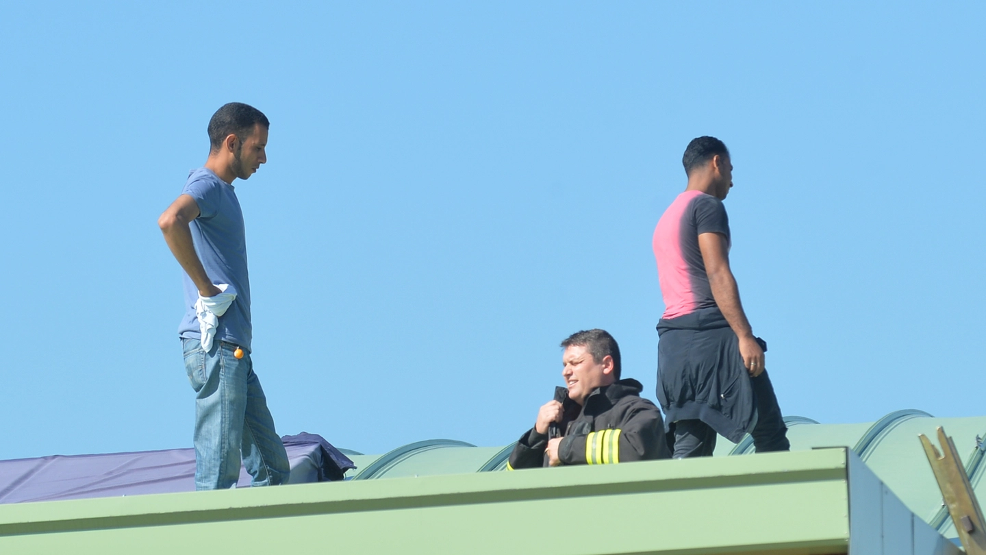 Un vigile del fuoco riesce a parlamentare con gli operai, sul tetto affranti per la situazione