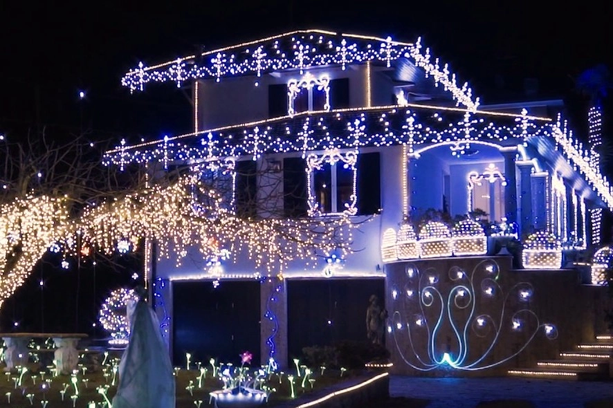 Gli splendidi addobbi sulla villa e nel giardino