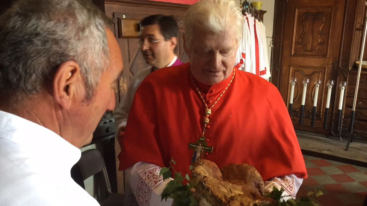 Il cardinale Angelo Scola con il porcino