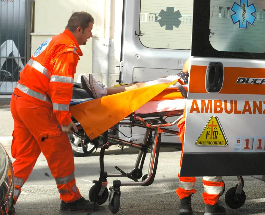 Ha un malore in auto e sbatte contro la sbarra Grave all’ospedale