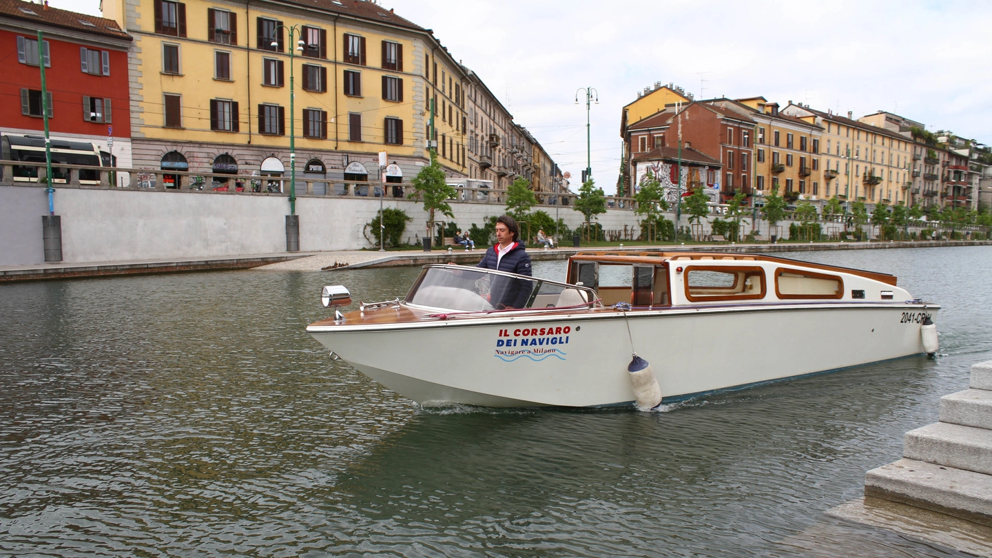 Barca taxi sui Navigli (Newpress)