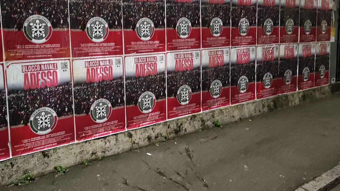 CasaPound, blitz notturno. Manifesti e scritte abusivi CasaPound, blitz notturno. Manifesti e scritte abusivi