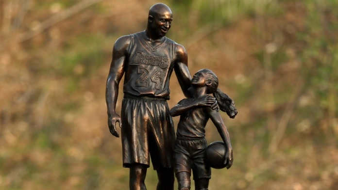 La statua di Kobe Bryant e della figlia Gianna sul luogo dell'incidente (foto Getty)
