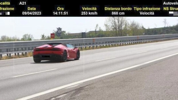 La Lamborghini immortalata dal telelaser (foto Ansa)