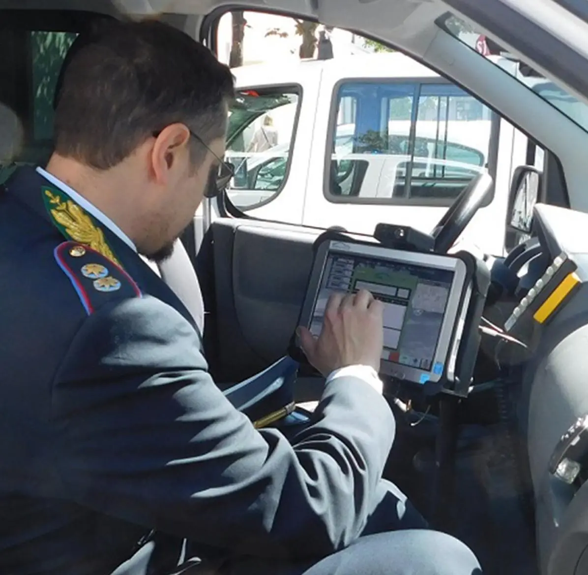 Veicoli senza revisione o assicurazione? Per i vigili c’è l’autoscan