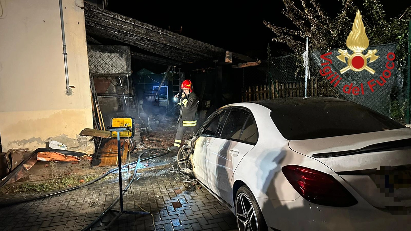 Le operazioni di spegnimento del rogo Le operazioni di spegnimento del rogo