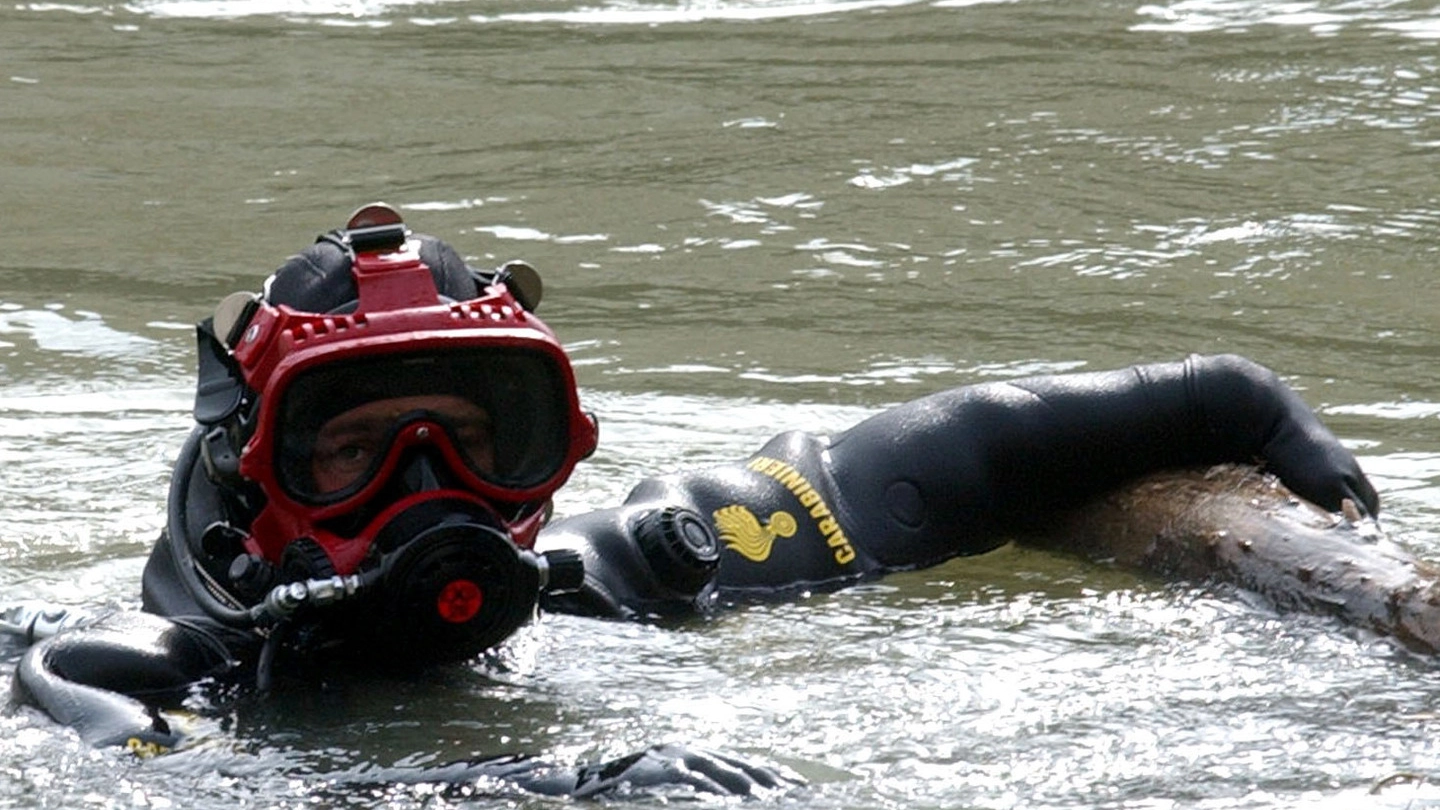 Un sub dei carabinieri durante un’immersione